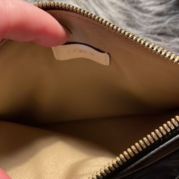 J.Crew
Medium Pouch In Tartan Red Leather Wristlet
5"L x 8"W x 1"H.   NWOT - Picture 4 of 4